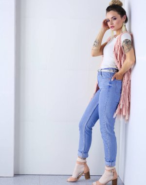 Çalışma odasında duran güzel bir kadın. Güzel kadın..