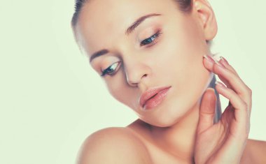 Beyaz arka planda izole edilmiş güzel bir kadının portresi.