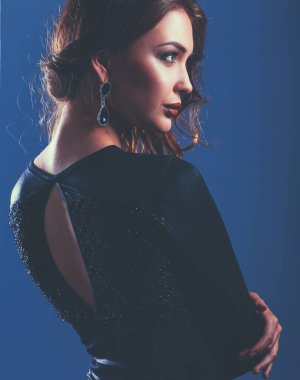 Siyah elbiseli, akşam makyajlı güzel bir kadın.