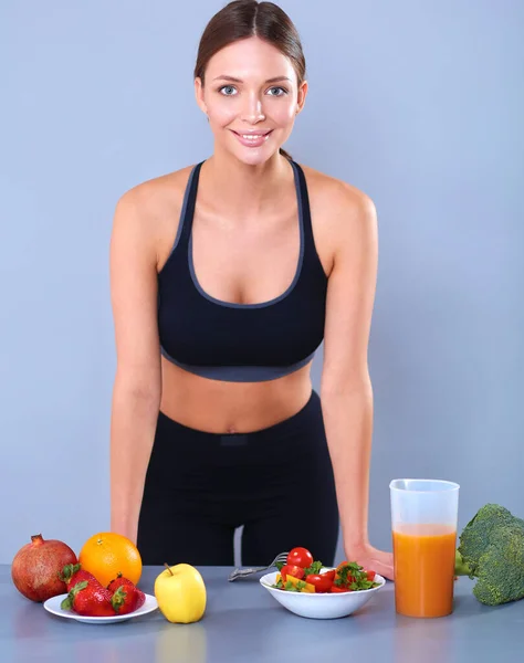 Retrato de una bonita mujer sosteniendo un vaso con sabroso jugo — Foto de Stock