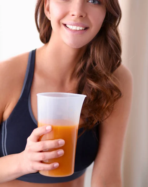 Lezzetli meyve suyuyla bardağı tutan güzel bir kadının portresi. — Stok fotoğraf
