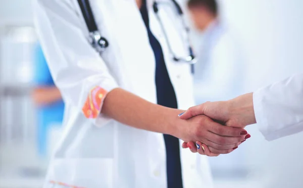 Młodzi medycy ściskający dłonie w biurze — Zdjęcie stockowe