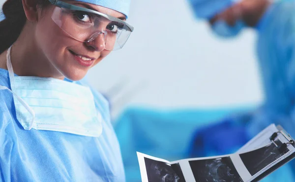 Equipe de cirurgia jovem na sala de cirurgia — Fotografia de Stock