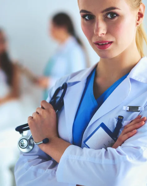 Женщина-врач стоит с папкой в больнице — стоковое фото