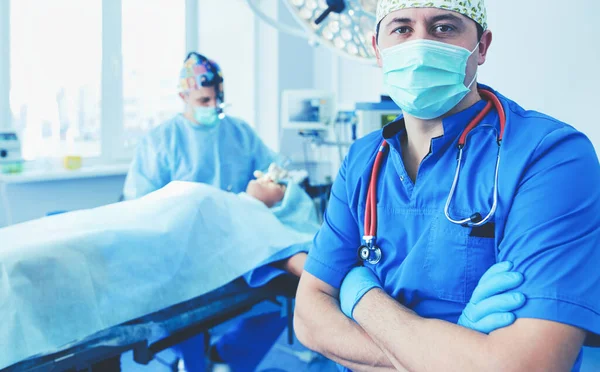 Muž chirurg v práci na operačním sále — Stock fotografie