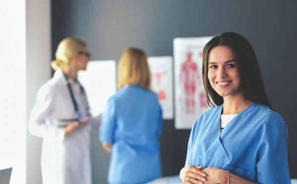 Bella donna incinta sorridente con il medico in ospedale — Foto Stock