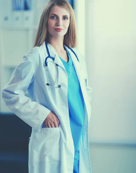 डॉक्टर स्त्री जवळच्या खिडकीत उभे आहे — स्टॉक फोटो, इमेज