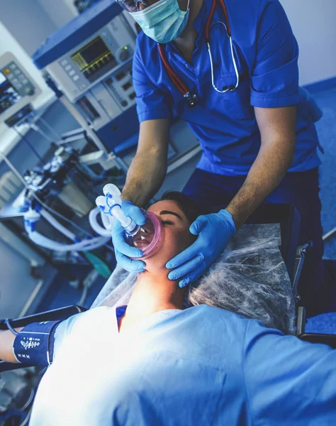 Chirurg bei der Arbeit im OP — Stockfoto