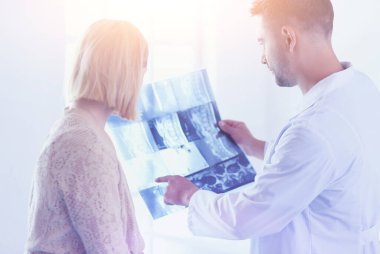 Yakışıklı doktor genç bayan hastayla konuşuyor ve...