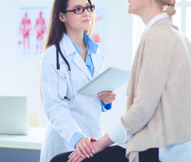 Doktor ve hasta masada otururken bir şey tartışıyorlar. İlaç ve sağlık hizmetleri kavramı