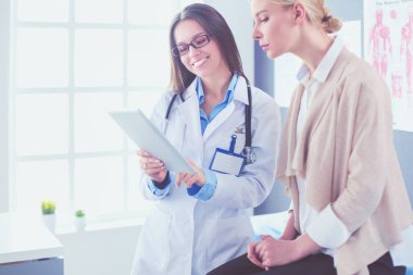 Doktor ve hasta masada otururken bir şey tartışıyorlar. İlaç ve sağlık hizmetleri kavramı