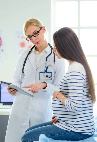 Schöne lächelnde Schwangere mit dem Arzt im Krankenhaus — Stockfoto