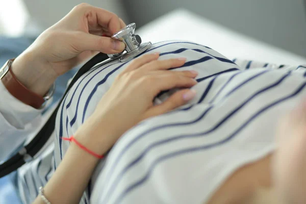 Doktor a pacient něco probírali, zatímco seděli u stolu. Koncepce medicíny a zdravotní péče — Stock fotografie