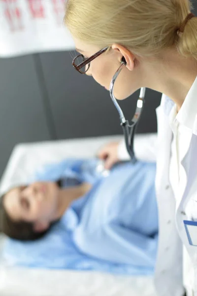 Doctor y paciente discutiendo algo mientras están sentados en la mesa. Concepto de medicina y salud — Foto de Stock