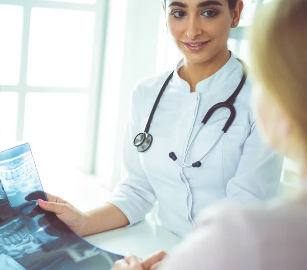 Female doctor giving a consultation to a patient and explaining medical informations and diagnosis — Stock Photo, Image