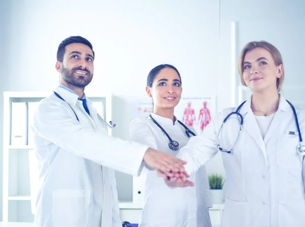 Médicos y enfermeras coordinan las manos. Concepto Trabajo en equipo en el hospital para el trabajo exitoso y la confianza en el equipo — Foto de Stock