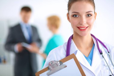 Kadın doktor hastanede dosyayla bekliyor.