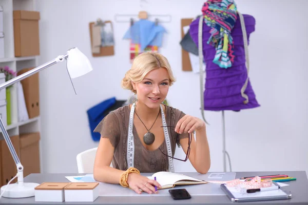 Moderne jonge modeontwerper aan het werk in studio — Stockfoto