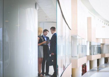 Modern ofiste çalışanları olan bir iş kadını. .