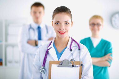 Kadın doktor hastanede dosyayla bekliyor.