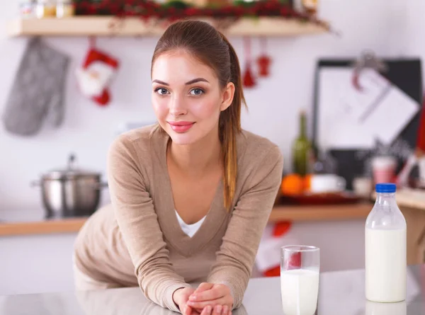Leende attraktiv kvinna som äter frukost i köket interiör — Stockfoto