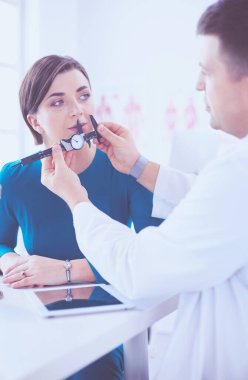 Hastanın ve doktorunun muayenehanesinde.