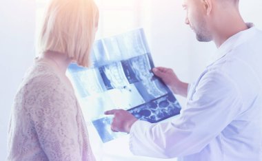 Yakışıklı doktor genç bayan hastayla konuşuyor ve...