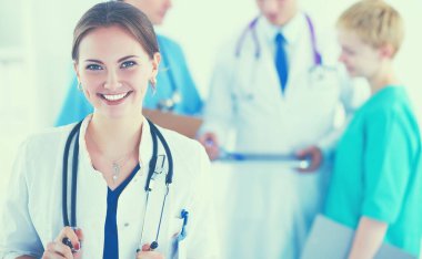 Tıp grubunun önünde çekici bir kadın doktor.