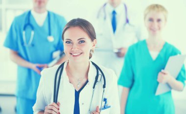 Tıp grubunun önünde çekici bir kadın doktor.