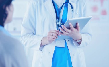 Doktor ve hasta masada otururken bir şey tartışıyorlar. İlaç ve sağlık hizmetleri kavramı