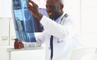 Tablet bilgisayarlı siyahi bir doktor hastanede bekliyor.