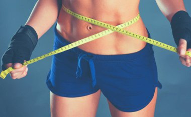 Fitness kadınları ölçü bandıyla güzel vücutlar.