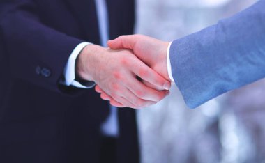 İş adamları el sıkışıyor, toplantıyı bitiriyor.