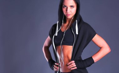 Spordan sonra elinde şişe olan kız.