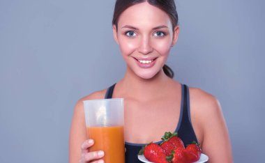 Vejetaryen sebze salatasıyla gülümseyen genç bir kadının portresi.