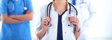 Kadın doktor hastanede steteskopla dikiliyor.