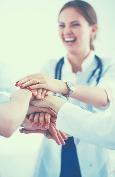 Artsen en verpleegkundigen in een medisch team stapelen handen — Stockfoto