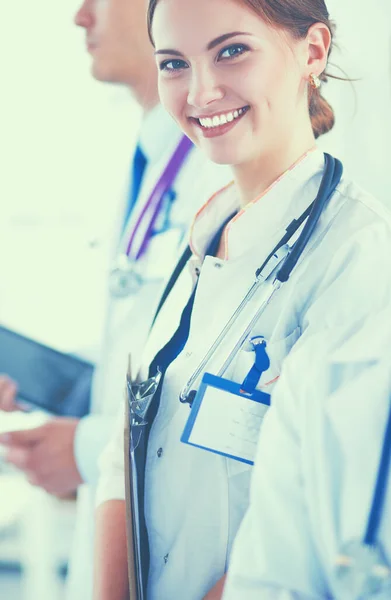 Atractiva doctora delante del grupo médico — Foto de Stock