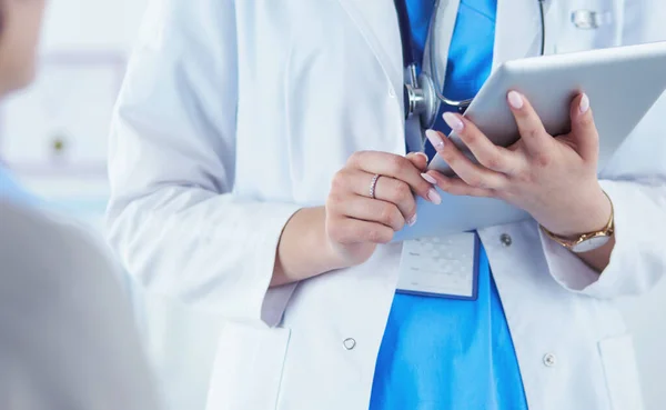 Doctor y paciente discutiendo algo mientras están sentados en la mesa. Concepto de medicina y salud —  Fotos de Stock