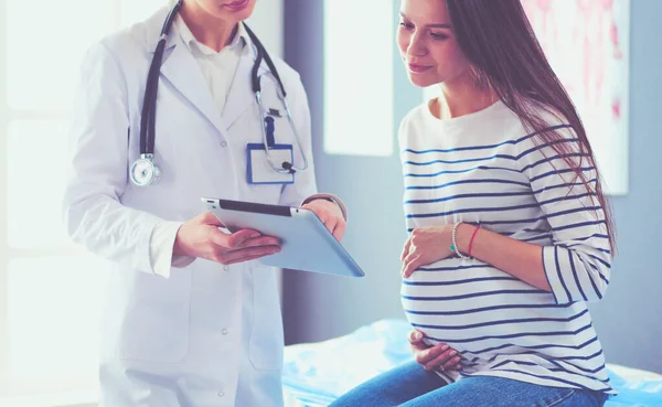 Schöne lächelnde Schwangere mit dem Arzt im Krankenhaus — Stockfoto