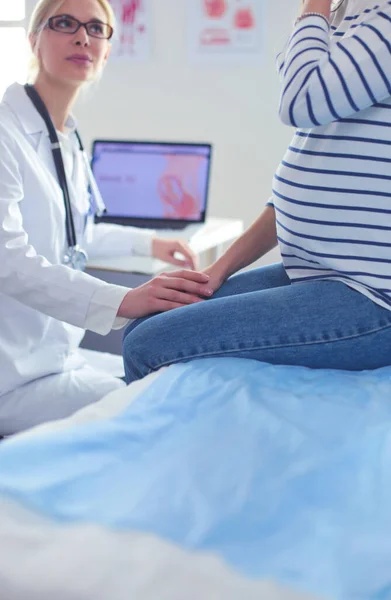 Красивая, улыбающаяся беременная женщина с доктором в больнице — стоковое фото