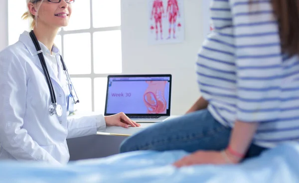 Beautiful smiling pregnant woman with the doctor at hospital — Stock Photo, Image