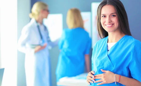 Bela mulher grávida sorridente com o médico no hospital — Fotografia de Stock