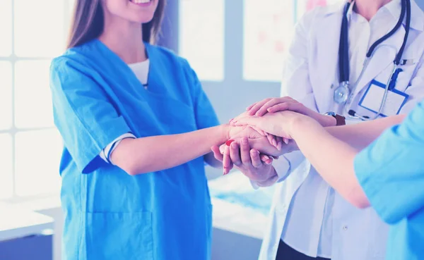 Médicos e enfermeiros em uma equipe médica empilhando mãos — Fotografia de Stock