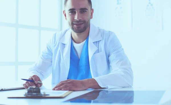 Πορτρέτο ενός άνδρα γιατρού με φορητό υπολογιστή κάθεται στο γραφείο στο ιατρικό γραφείο. — Φωτογραφία Αρχείου