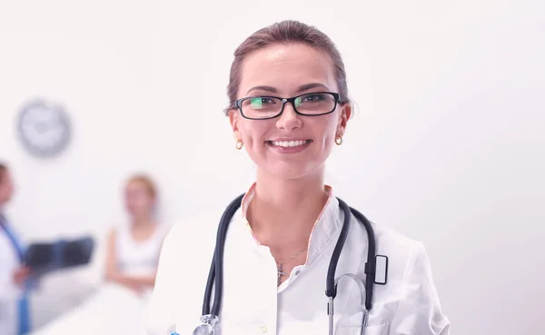 Retrato de mulher médico em pé no hospital — Fotografia de Stock