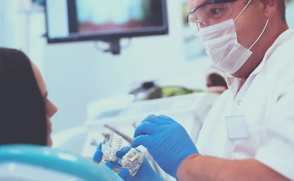 Mannelijke tandartsen onderzoeken en werken op jonge vrouwelijke patiënt.Tandartsen kantoor. — Stockfoto