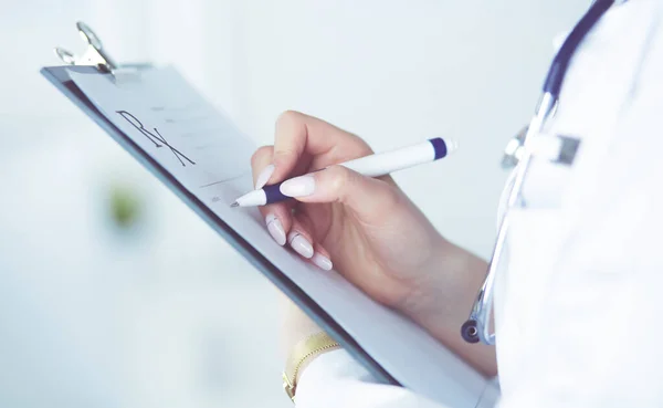 Vrouwelijke arts heeft blanco recept document. kantoorziekenhuis — Stockfoto