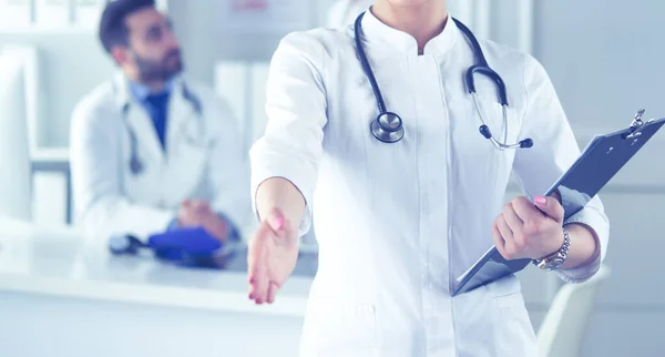 Žena lékař se stetoskopem stojící se zkříženýma rukama — Stock fotografie