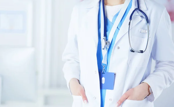 Ärztin steht mit Stethoskop im Krankenhaus — Stockfoto